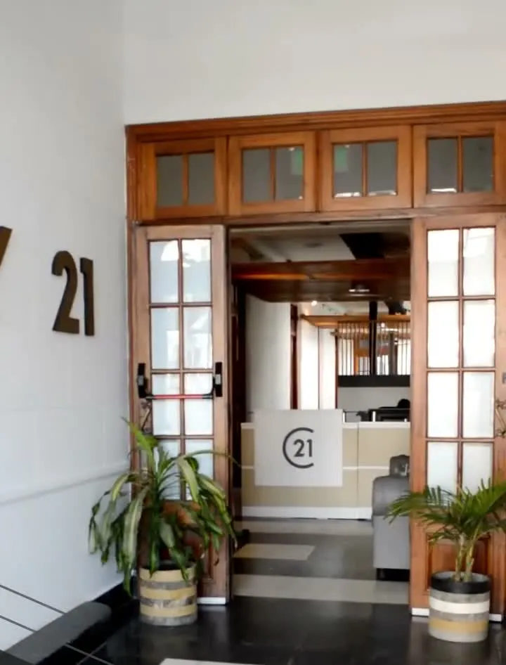 La entrada de la oficina nueva de Century 21 Uvia, en Av. 51 N° 1037